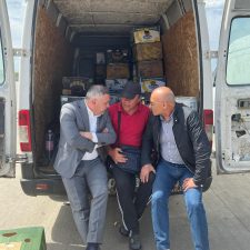 Foto Ministrul Agriculturii pe post de samsar. Marin si Florin, samsari de Pucheni, negociaza cu un legumicultor