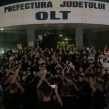 Slatina – Sute de tineri au protestat la Slatina impotriva coruptiei, dupa decesul unui tanar de 19 ani